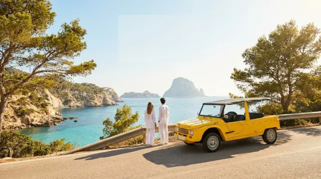 Blije groep op elektrische Kate-tour in Ibiza met Retro Rides