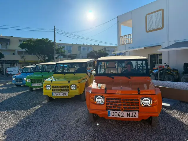 Retro Rides eStory Mehari fleet in orange, yellow, green and light blue on gravel — Ibiza electric vintage cars