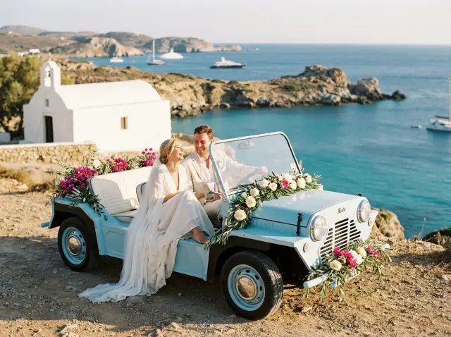 Bruidspaar in gedecoreerde elektrische Kate strandauto op Ibiza-bruiloft — Retro Rides
